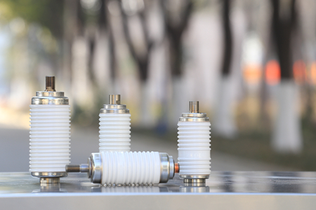 真空開(kāi)關(guān)管接觸點(diǎn)選什么材質(zhì)好？一般為銅合金！